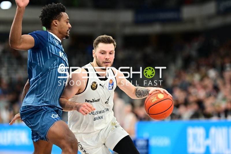 Eric Reed Jr. (43; MLP Academics Heidelberg) mit Ball
