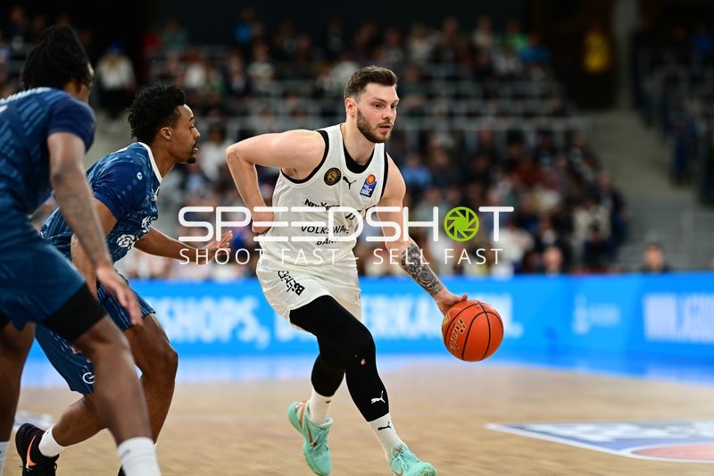 Ferdinand Zylka (6; Basketball Löwen Braunschweig) mit Ball