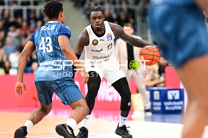 Barra Njie (13; Basketball Löwen Braunschweig) mit Ball gegen Eric Reed Jr. (43; MLP Academics Heidelberg)