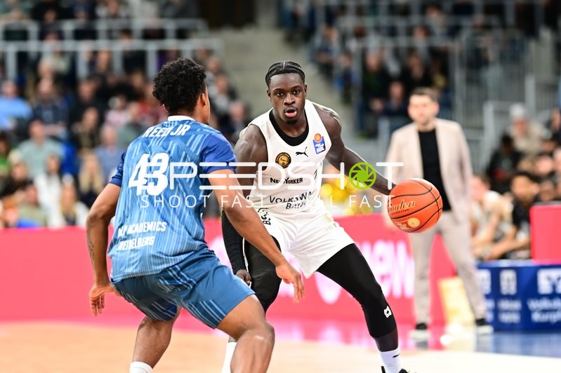 Barra Njie (13; Basketball Löwen Braunschweig) gegen Eric Reed Jr. (43; MLP Academics Heidelberg) mit Ball