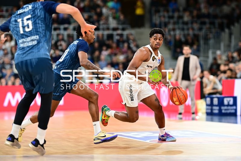 Grant Sherfield (25; Basketball Löwen Braunschweig) mit Ball