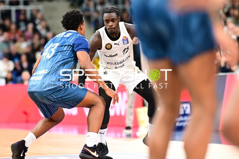 Barra Njie (13; Basketball Löwen Braunschweig) und Eric Reed Jr. (43; MLP Academics Heidelberg) in Aktion