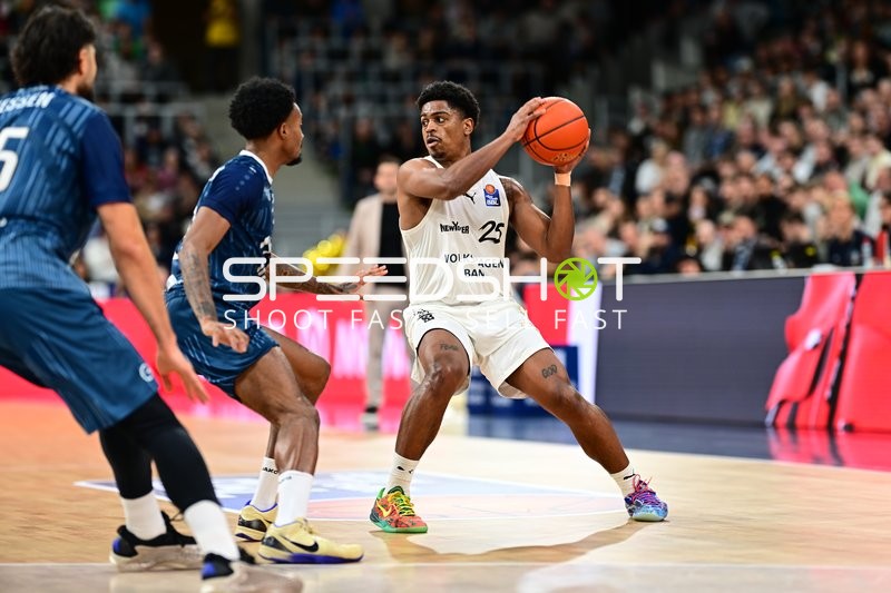 Grant Sherfield (25; Basketball Löwen Braunschweig) mit Ball gegen Verteidigung