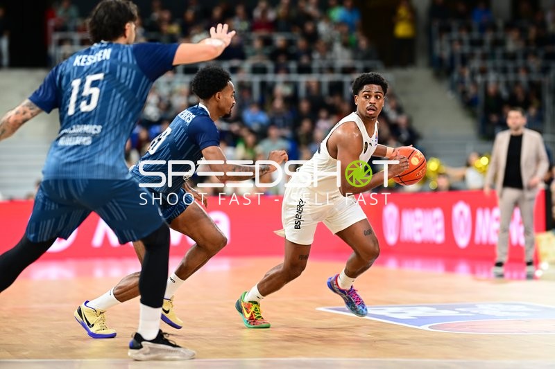 Spielaktion mit Grant Sherfield (25; Basketball Löwen Braunschweig) und Michael Weathers (20; MLP Academics Heidelberg)