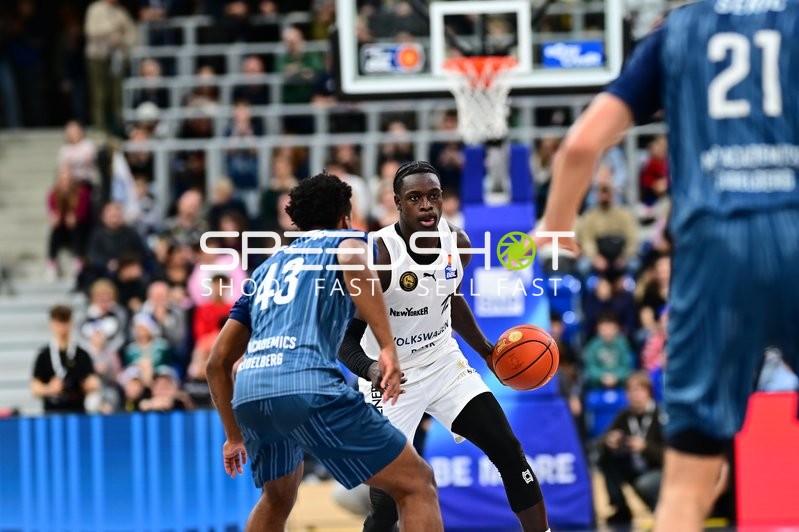 Barra Njie (13; Basketball Löwen Braunschweig) mit Ball gegen Eric Reed Jr. (43; MLP Academics Heidelberg) und Mateo Seric (21; MLP Academics Heidelberg)