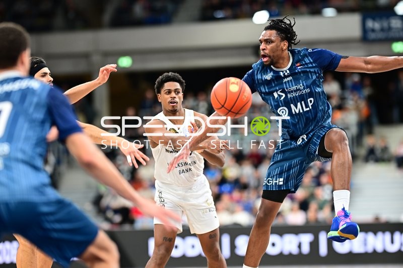 Osun Osunniyi (12; MLP Academics Heidelberg) mit Ball