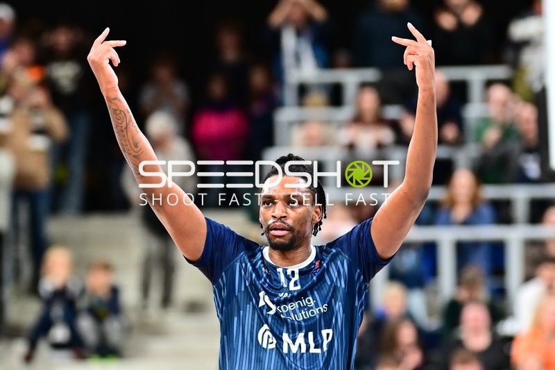 Osun Osunniyi (12; MLP Academics Heidelberg) jubelt mit erhobenen Armen