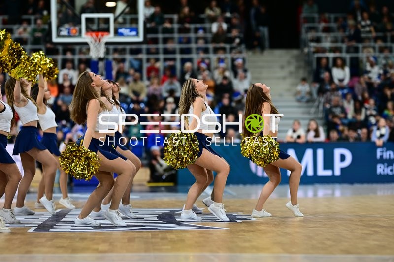 Cheerleader-Performance in der Halle