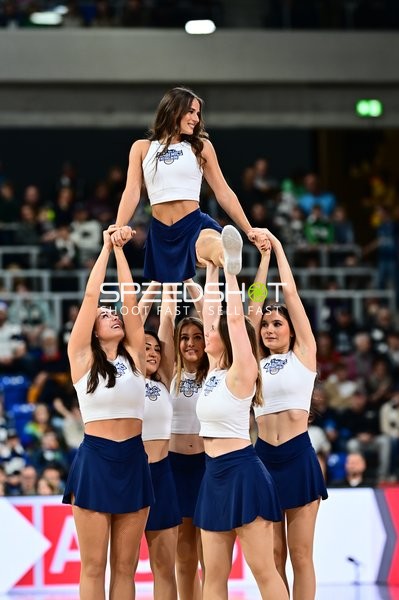 Cheerleader-Performance während der Spielpause