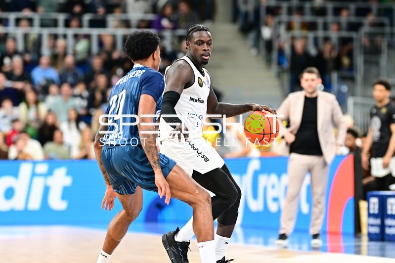 Barra Njie (13; Basketball Löwen Braunschweig) mit Ball gegen Michael Weathers (20; MLP Academics Heidelberg)