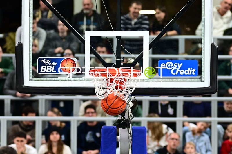 Basketball Korb mit Ball im Netz
