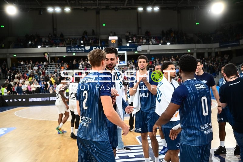 Szene mit Mateo Seric (21; MLP Academics Heidelberg) und Teamkollegen