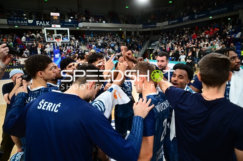 Szene mit Paul Zipser (9; MLP Academics Heidelberg), Erol Ersek (11; MLP Academics Heidelberg) und Michael Weathers (20; MLP Academics Heidelberg)