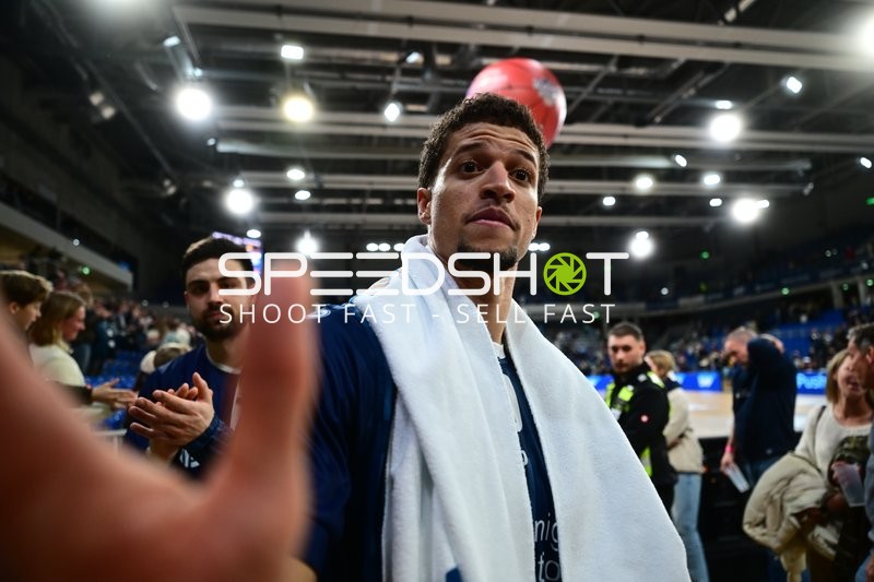 Samuell Williamson (10; MLP Academics Heidelberg) und Mateo Seric (21; MLP Academics Heidelberg) in Szene