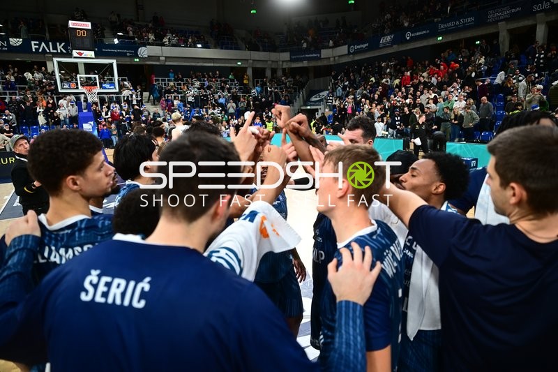 Szene mit Eric Reed Jr. (43; MLP Academics Heidelberg), Niklas Würzner (2; MLP Academics Heidelberg) und Michael Weathers (20; MLP Academics Heidelberg)