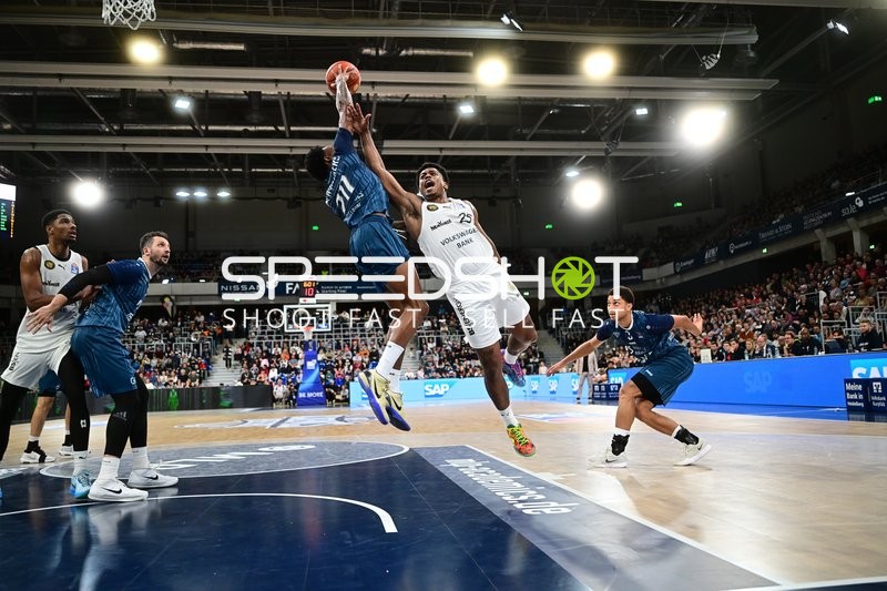 Spielaktion mit David NGuessan (1; Basketball Löwen Braunschweig) und Verteidigern