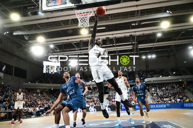 Spielaktion mit David NGuessan (1; Basketball Löwen Braunschweig) am Korb