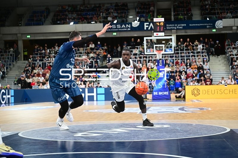 Barra Njie (13; Basketball Löwen Braunschweig) in Aktion