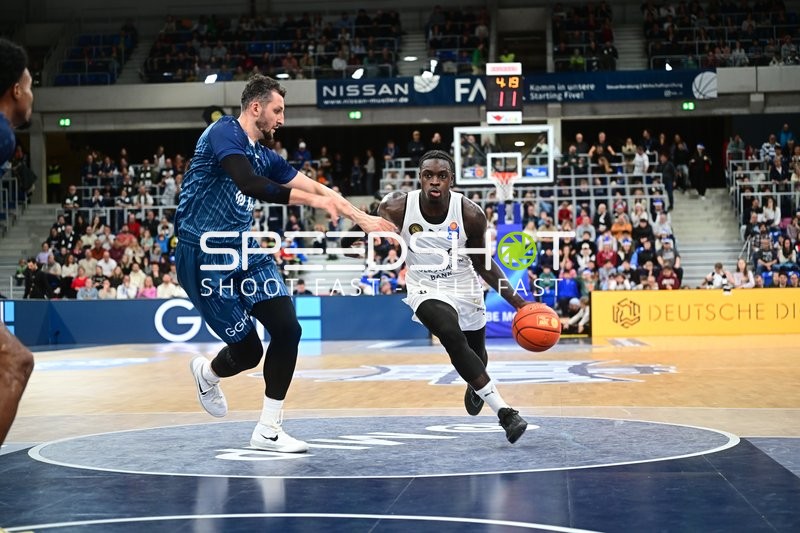 Barra Njie (13; Basketball Löwen Braunschweig) und Paul Zipser (9; MLP Academics Heidelberg) in Aktion