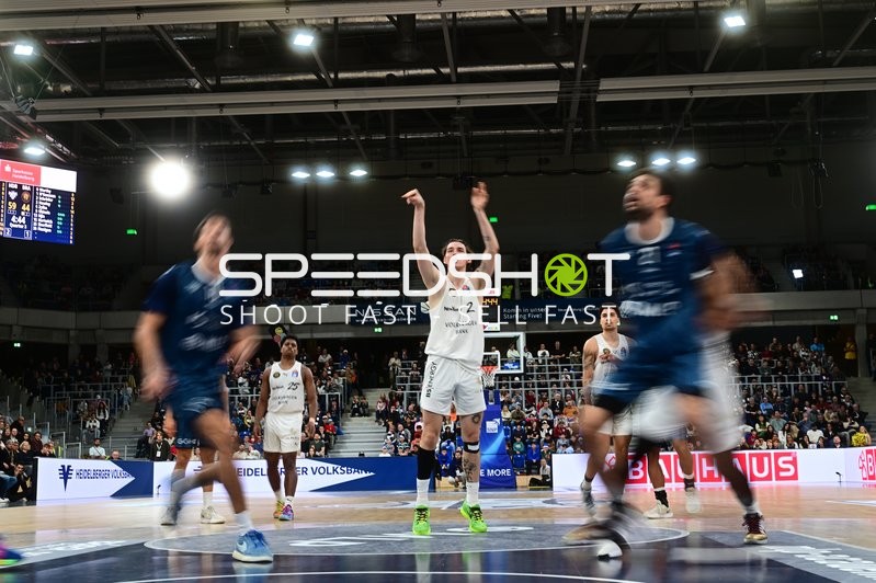 Szene mit Benjamin Schröder (2; Basketball Löwen Braunschweig) und Joshua Obiesie (8; Basketball Löwen Braunschweig)