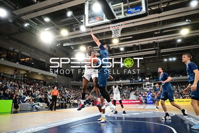 Spielaktion mit Josh Hawley (3; Basketball Löwen Braunschweig) und Niklas Würzner (2; MLP Academics Heidelberg)