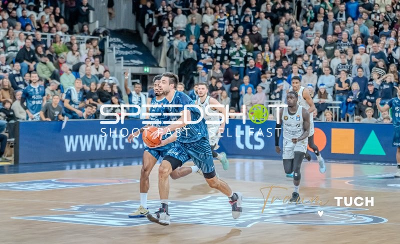 Michael Weathers (20; MLP Academics Heidelberg) mit Ball in Aktion