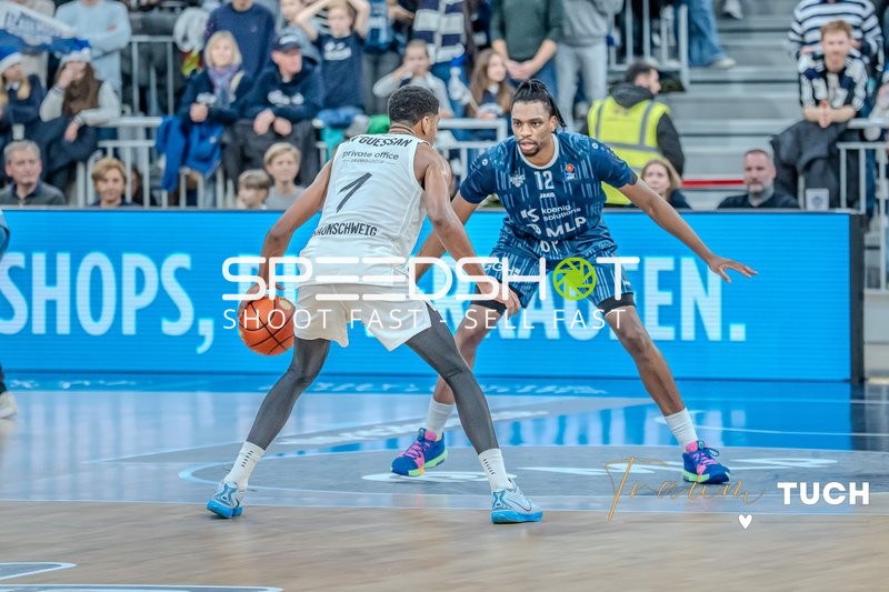 Osun Osunniyi (12; MLP Academics Heidelberg) verteidigt gegen David NGuessan (1; Basketball Löwen Braunschweig) mit Ball
