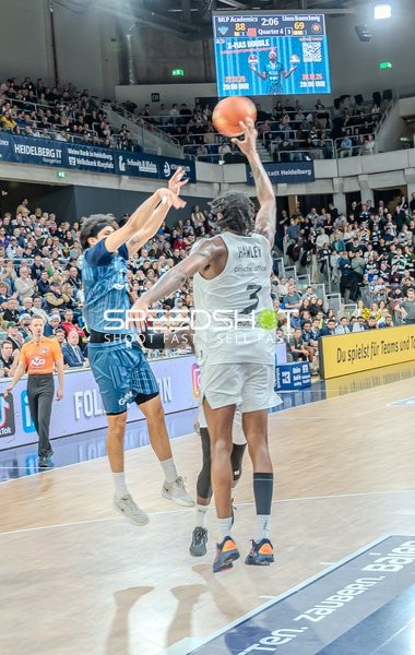 Spielaktion mit Josh Hawley (3; Basketball Löwen Braunschweig)