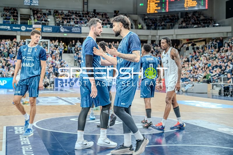 Spielaktion mit Marcel Keßen (15; MLP Academics Heidelberg) und Josh Hawley (3; Basketball Löwen Braunschweig)