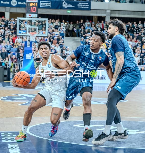 Spielaktion mit Grant Sherfield (25; Basketball Löwen Braunschweig)