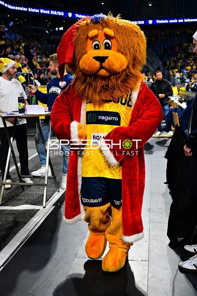 Fan-Szene mit Maskottchen in Weihnachtsmann-Kostüm