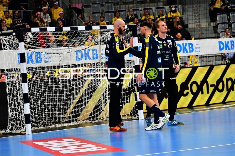 David Späth (29; Rhein Neckar Löwen) und Mike Jensen (20; Rhein Neckar Löwen) vor dem Tor