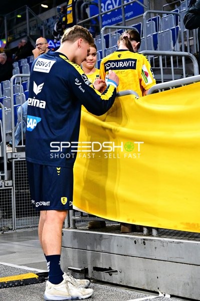 Robert Timmermeister (7; Rhein Neckar Löwen) unterschreibt Autogramme