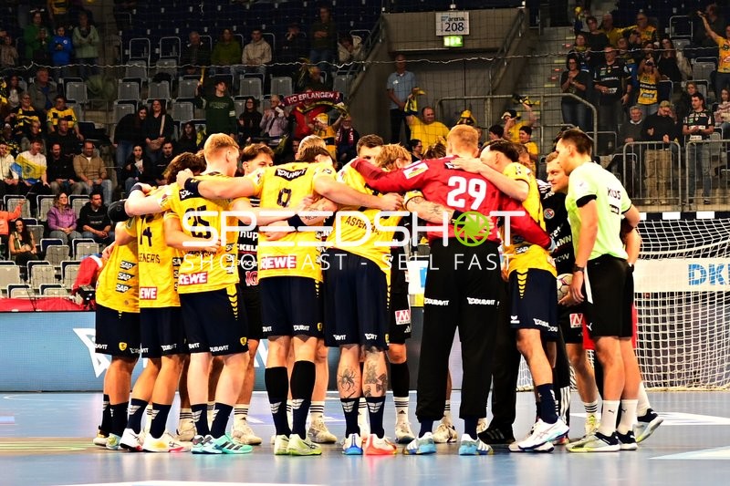 Florian Scheerer (10; HC Erlangen) im Teamkreis