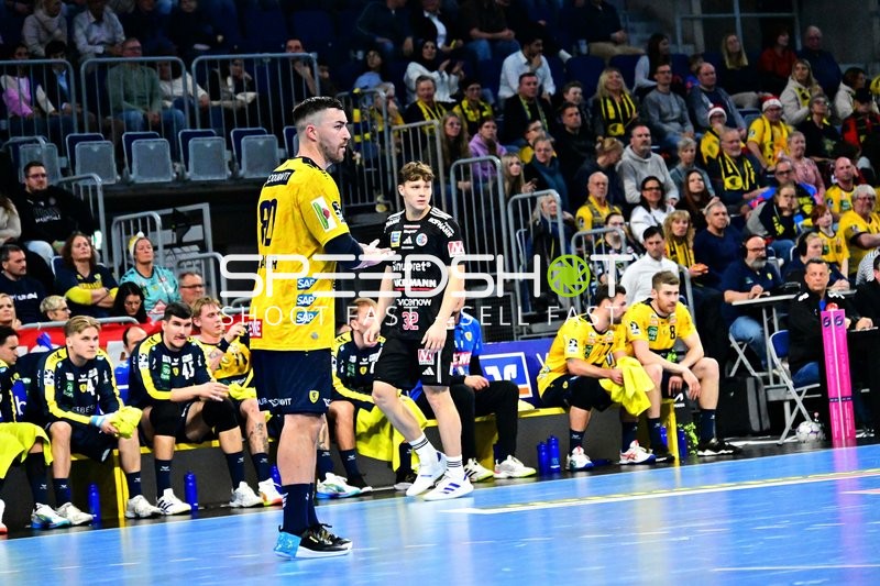 Jannik Kohlbacher (80; Rhein Neckar Löwen) und Teamkollegen in Aktion