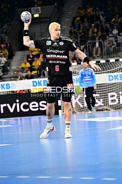 Marek Nissen (6; HC Erlangen) mit Ball in Wurfhaltung