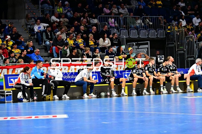 Maciej Gebala (77; HC Erlangen) und Teamkollegen auf der Bank