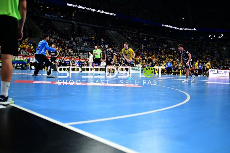 Szene mit Haukur Thrastarson (25; Rhein Neckar Löwen) und Verteidigern