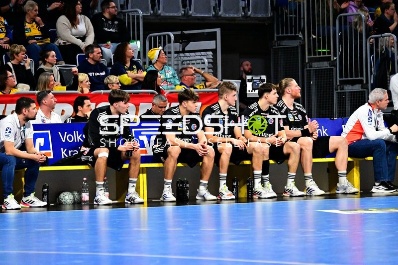 Szene mit Maciej Gebala (77; HC Erlangen) und Teamkollegen