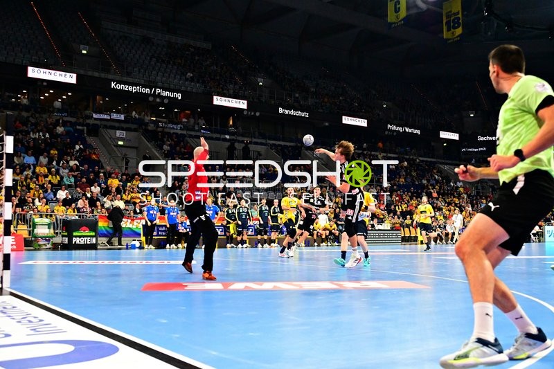 Handball-Szene mit Spielern von Rhein Neckar Löwen und HC Erlangen