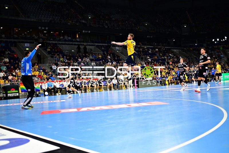 Tim Nothdurft (28; Rhein Neckar Löwen) und Christoph Steinert (44; HC Erlangen) in Aktion