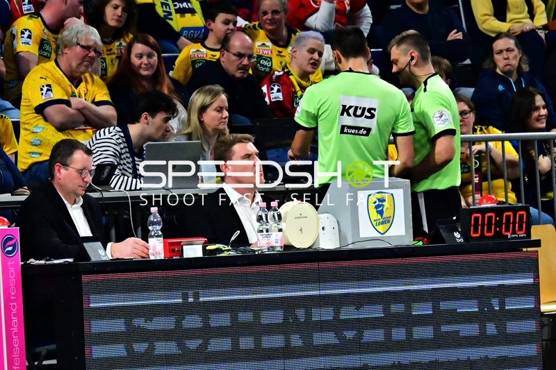 Offizielle und Schiedsrichter bei Spielvorbereitung