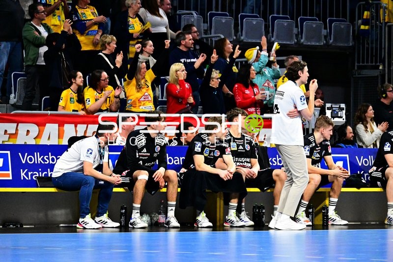 Tim Gommel (95; HC Erlangen), Ricco TM Wolf (0; HC Erlangen) und Sander Overjordet (8; HC Erlangen) auf der Bank