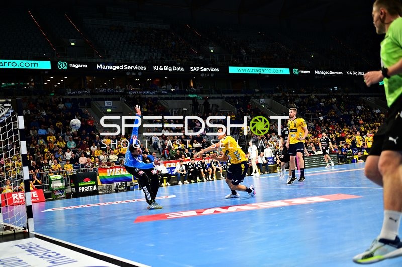 Gino Steenaerts (14; Rhein Neckar Löwen) und Tim Nothdurft (28; Rhein Neckar Löwen) in Aktion