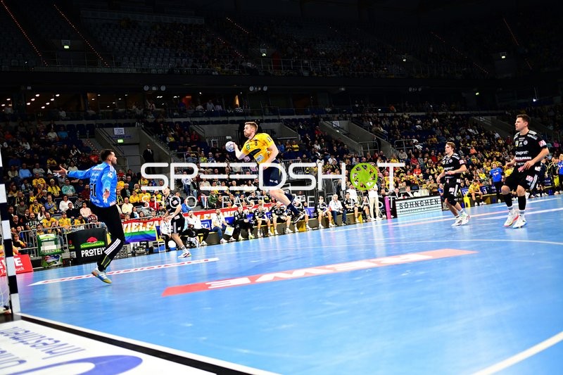 Szene mit Christoph Steinert (44; HC Erlangen) und Tim Nothdurft (28; Rhein Neckar Löwen)