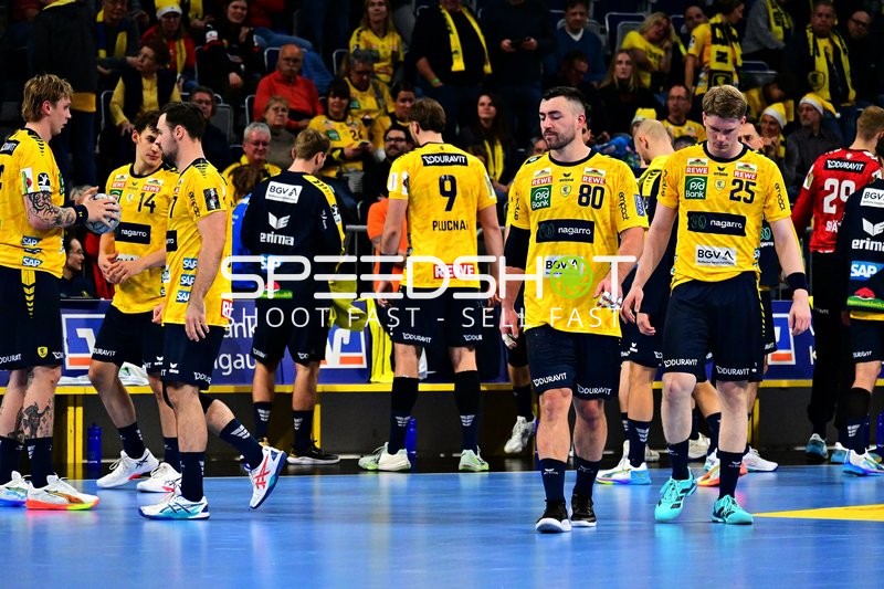 Edwin Aspenbäck (78; Rhein Neckar Löwen) und Jannik Kohlbacher (80; Rhein Neckar Löwen) mit Haukur Thrastarson (25; Rhein Neckar Löwen)