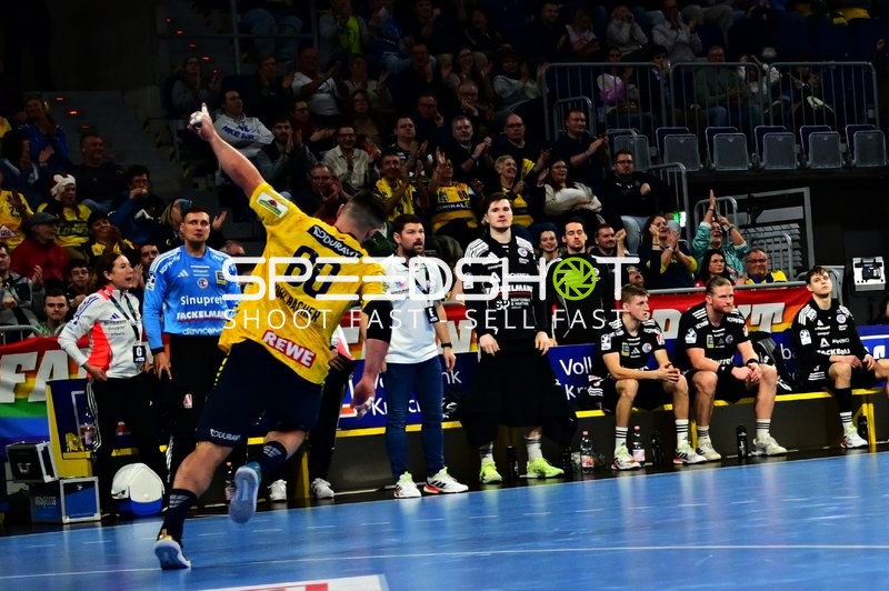 Szene mit Yannik Bialowas (7; HC Erlangen) und Teamkollegen