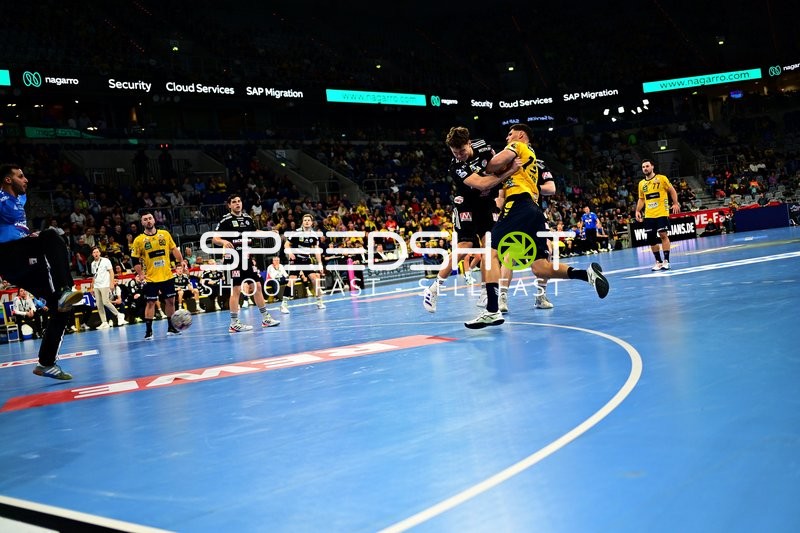 Dani Baijens (77; Rhein Neckar Löwen) und Jannik Kohlbacher (80; Rhein Neckar Löwen) im Zweikampf mit Khalifa Ghedbane (96; HC Erlangen) und Tobias Buck (39; HC Erlangen)