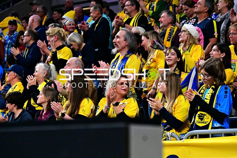 Fan-Szene in gelben Trikots