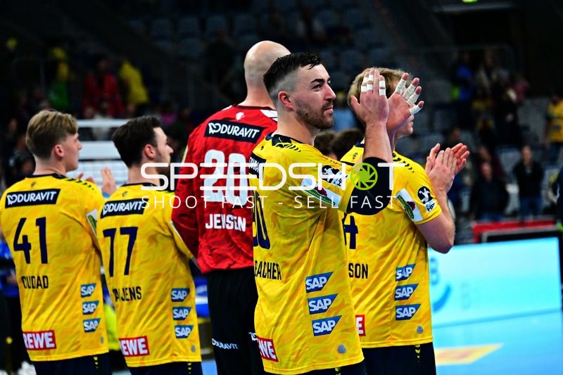 Jannik Kohlbacher (80; Rhein Neckar Löwen) applaudiert